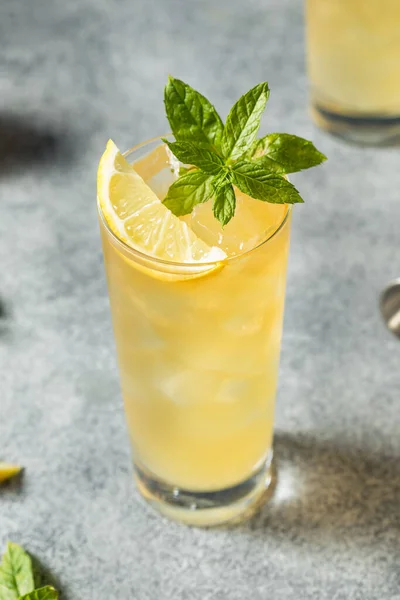 杜松子酒与薄荷糖一起重温硬波旁柠檬水 — 图库照片