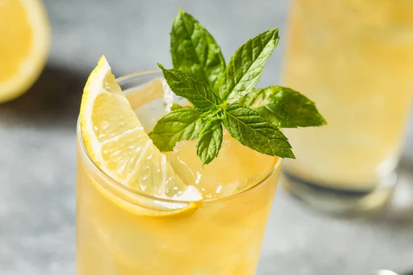 Drank Verfrissend Harde Bourbon Limonade Met Munt — Stockfoto