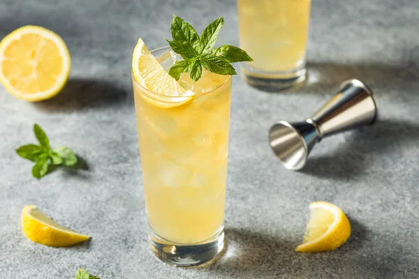 Limonata Bourbon Dura Rinfrescante Alcolica Con Menta — Foto Stock