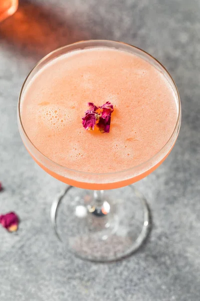 Koude Verfrissende Rozenblaadje Cocktail Met Gin Lemon — Stockfoto