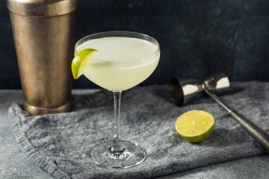 Limonlu alkolsüz, serinletici rom Daiquiri.