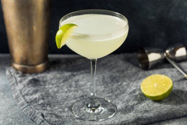 Limonlu alkolsüz, serinletici rom Daiquiri.