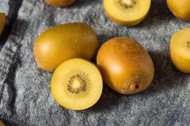 Çiğ sarı organik altın kivi hazır yemek