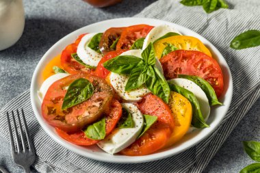 Basil ve Mozzarella 'lı ev yapımı domates Caprese Salatası