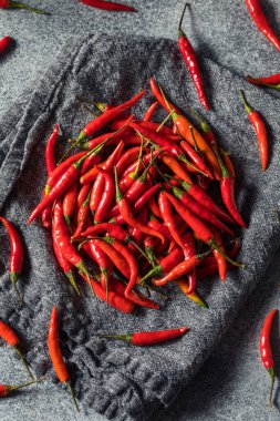 Bir demet sağlıklı organik Tayland kırmızı biberi.