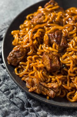 Ev yapımı Kore Jjapaguri Biftek ve Ramen Eriştesi