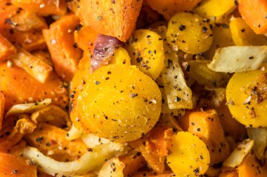 Havuç ve havuçlu sağlıklı kızarmış patates kökü sebzeleri.