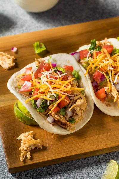 Hausgemachte Geschredderte Hähnchen Tacos Mit Salatkäse Tomaten — Stockfoto