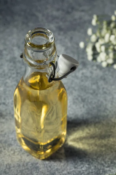 Kolde Forfriskende Søde Hyldeblomst Simpel Sirup Flaske - Stock-foto