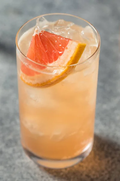 Boozy Uppfriskande Gin Radler Cocktail Med Grapefrukt — Stockfoto