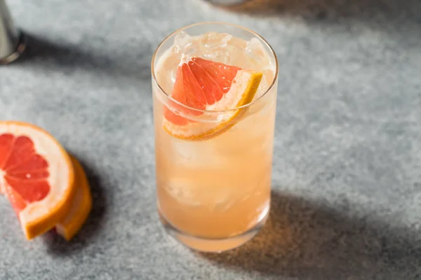 Boozy Refreshing Gin Radler Cocktail Med Grapefrukt – stockfoto