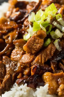 Ev yapımı Tayvan usulü pilav ve yumurtalı domuz eti.