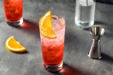 Soğuk yenileyici Campari Soda. Portakal dilimli kokteyl.