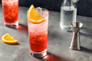 Soğuk yenileyici Campari Soda. Portakal dilimli kokteyl.