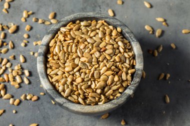 Kavrulmuş ve tuzlu ayçiçeği tohumları kasede