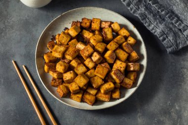 Sağlıklı ev yapımı Çıtır Asyalı Tofu Yemeye Hazır