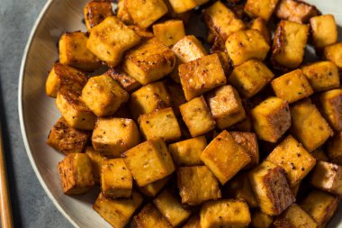Sağlıklı ev yapımı Çıtır Asyalı Tofu Yemeye Hazır
