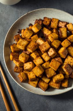 Sağlıklı ev yapımı Çıtır Asyalı Tofu Yemeye Hazır