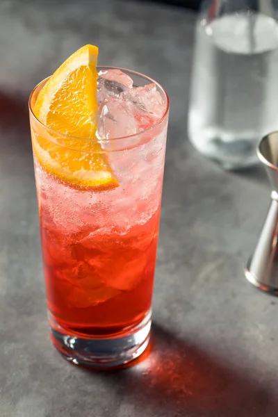 Erfrischender Kalter Campari Soda Cocktail Mit Orangenscheibe — Stockfoto