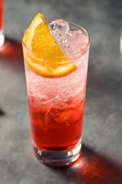 Cocktail Rafraîchissant Soda Campari Froid Avec Une Tranche Orange — Photo