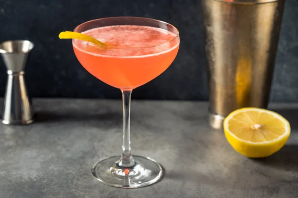 Boozy Refreshing Jasmine Campari Martini Cytryną Syropem — Zdjęcie stockowe