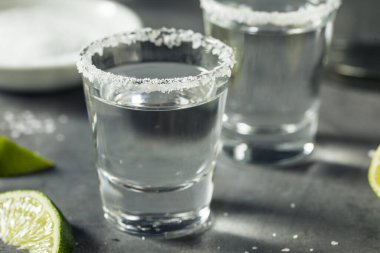 Limonlu ve tuzlu Boozy Cold Tequila shot