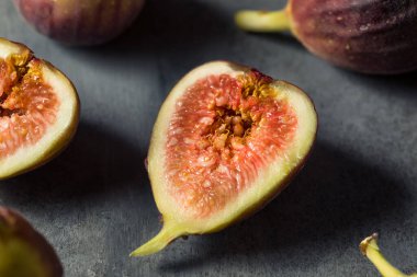 Çiğ Organik Kahverengi İncir Yemeye Hazır