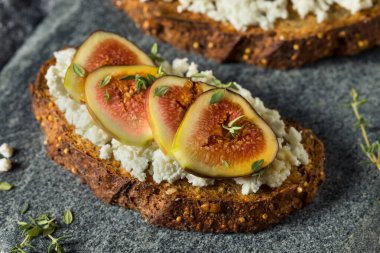 Sağlıklı ev yapımı incirli kahvaltı keçi peyniri ve otlu tost.