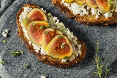 Sağlıklı ev yapımı incirli kahvaltı keçi peyniri ve otlu tost.