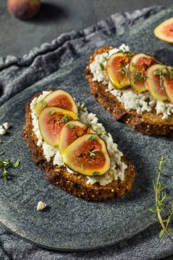 Sağlıklı ev yapımı incirli kahvaltı keçi peyniri ve otlu tost.