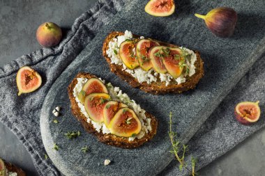 Sağlıklı ev yapımı incirli kahvaltı keçi peyniri ve otlu tost.