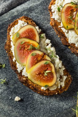 Sağlıklı ev yapımı incirli kahvaltı keçi peyniri ve otlu tost.