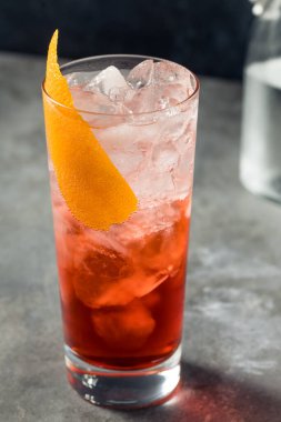 Soda ve Vermut 'la Amerikano Kokteyli