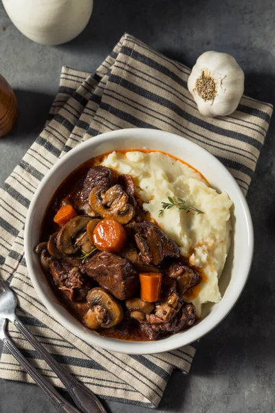 Hausgemachter Bourguignon Eintopf Vom Französischen Rind Mit Kartoffelpüree — Stockfoto