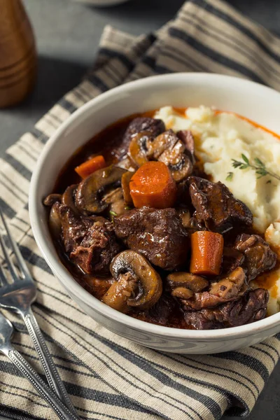 Carne Res Francesa Casera Bourguignon Guiso Con Puré Papas — Foto de Stock