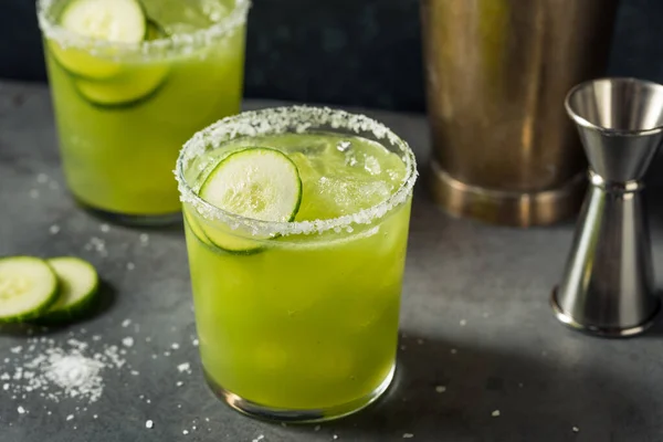 Boozy Menyegarkan Mentimun Margarita Dengan Tequila Dan Garam — Stok Foto