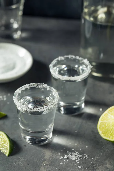 Gorzka Zimna Tequila Limonką Solą — Zdjęcie stockowe