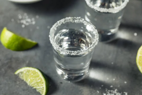 Minuman Tequila Dingin Bersama Lime Dan Salt — Stok Foto