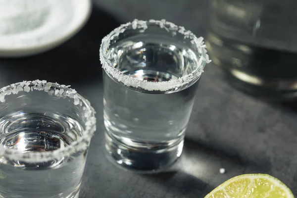 Boozy Cold Tequila Shots Mit Limette Und Salz — Stockfoto