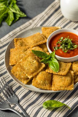 Basil ve Marinara soslu ev yapımı Raviolis.