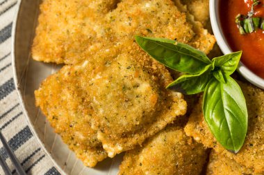 Basil ve Marinara soslu ev yapımı Raviolis.