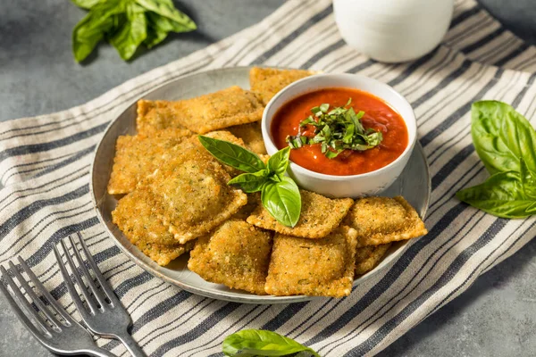 Hausgemachte Gebratene Raviolis Mit Basilikum Und Marinara Sauce — Stockfoto