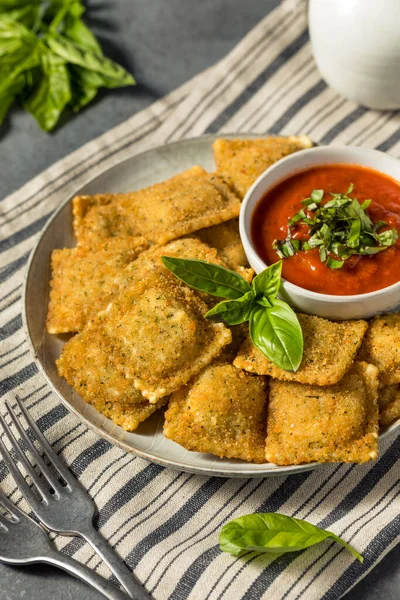 Hausgemachte Gebratene Raviolis Mit Basilikum Und Marinara Sauce — Stockfoto