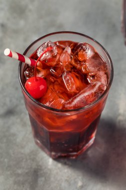 Buzlu soğuk, ferahlatıcı vişneli kola.