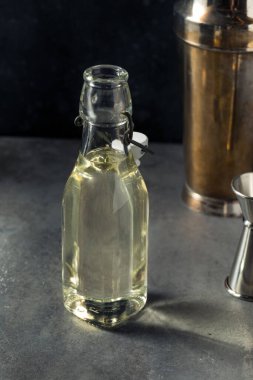 Ev Yapımı Şeker Şişe İçinde Basit Şurup