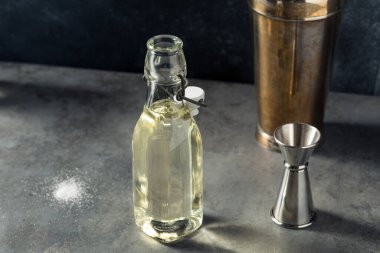 Ev Yapımı Şeker Şişe İçinde Basit Şurup