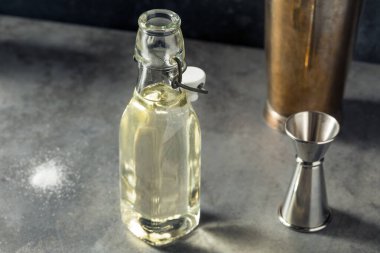 Ev Yapımı Şeker Şişe İçinde Basit Şurup