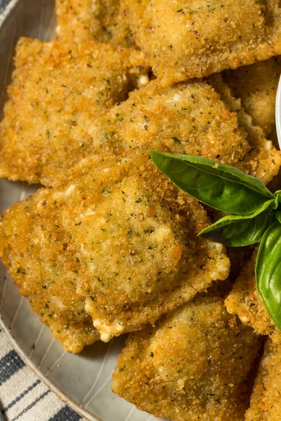 Hemlagad Fried Raviolis Med Basil Och Marinara Sauce — Stockfoto