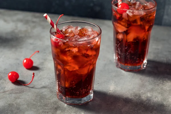 Hideg Frissítő Cherry Cola Egy Pohár Jéggel — Stock Fotó