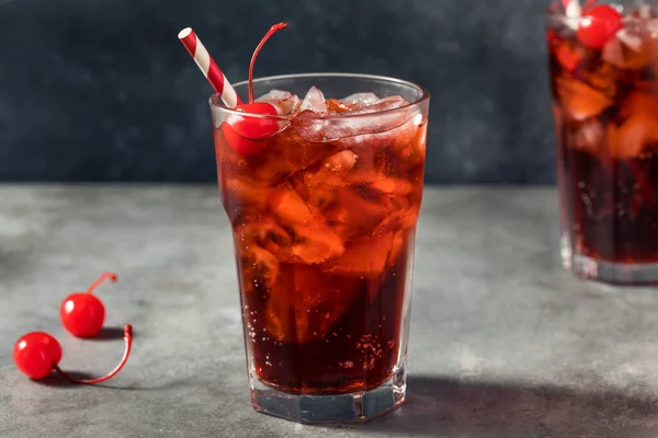 Hideg Frissítő Cherry Cola Egy Pohár Jéggel — Stock Fotó